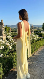 Vestido amarillo pastel con flor